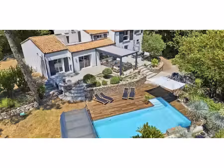 villa avec piscine et jardin saint-clément-de-rivière (34)