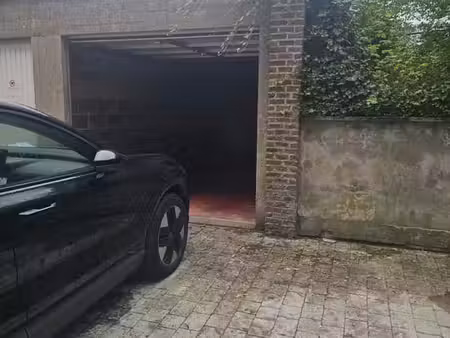 garage fermé et emplacement à louer à evere