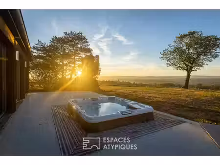 villa d'exception avec sa piscine intérieure et sa vue dégagée