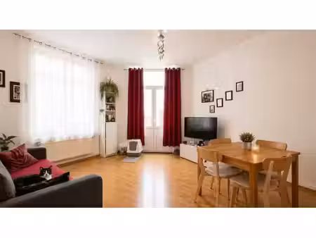 superbe appartement 2ch dans petit immeuble de rapport