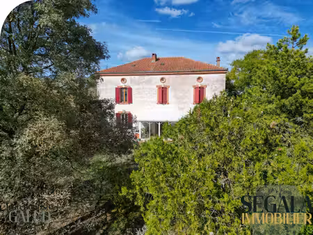 maison de maître en pierre – 253 m² – 8 chambres – dépendances – taïx