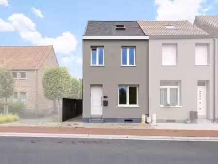 maison rénovée avec 3 chambres  studio  atelier et jardin.