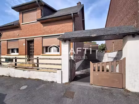 maison semi mitoyenne 5 pièces avec véranda  jardin et garage  proche de toutes commodités