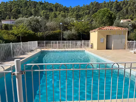 t2 de 44m² climatisé et traversant + 2 places de parkings privatives dans une copropriété 