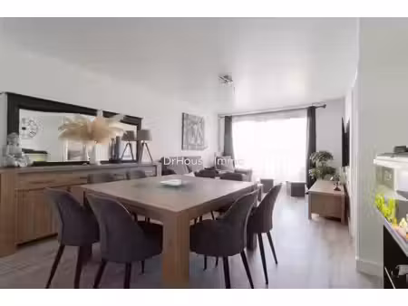 trappes elégant 4 pièces entièrement rénové avec balcon et stationnements.