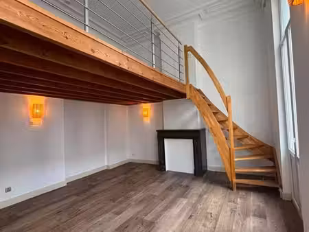 appartement lumineux avec bureau et chambre en mezzanine.