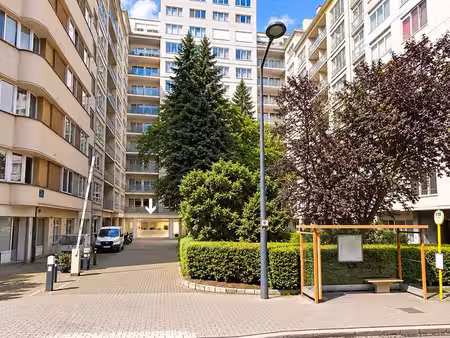cinquantenaire – bureau 300 m² rez + 4 parkings en option