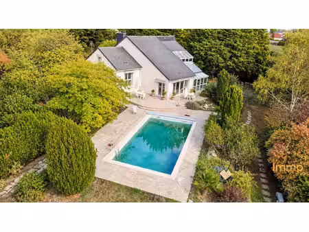 unique maison d'architecte de 196 m2 sur vaste terrain sans vis-