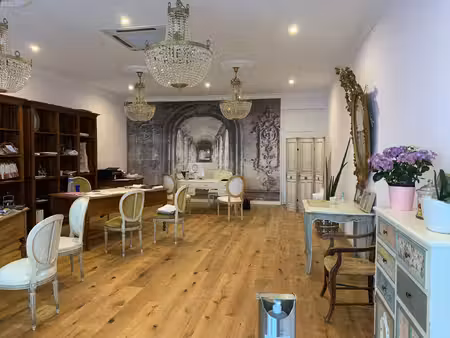 local commercial à louer 80m2 lustres cristal et parquet chê