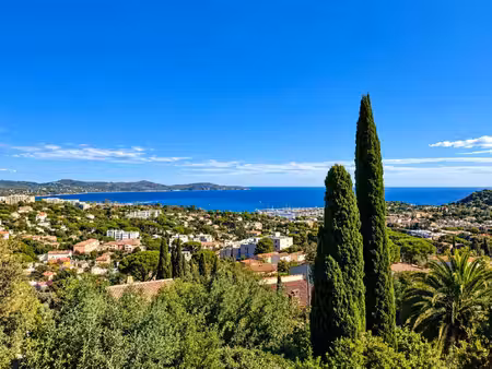 villa avec vue mer et piscine à débordement à cavalaire-sur-mer