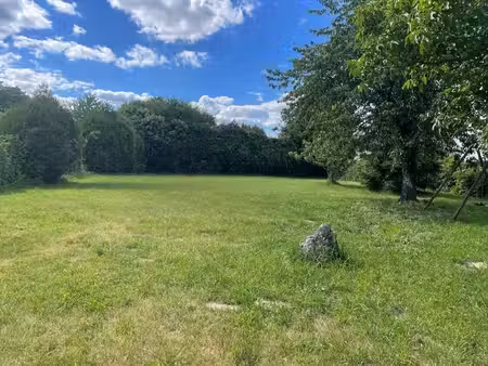 terrain à bâtir de 690m2 à villegouge.