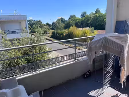 eysines a vendre appartement t2 loue avec parking en sous-sol et terrasse.