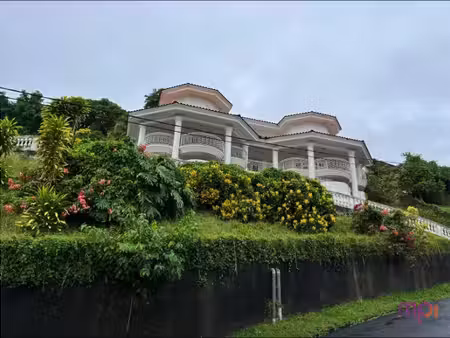 villa atypique avec jardin 1093m2