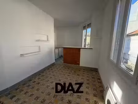 location meublée appartement 2 pièces 32 m² à nimes (30000)  495 €