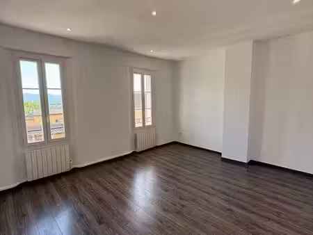 t2 lumineux 43 m² + cave - 700 cc - centre de pourrières - semi-meublé - dpe d