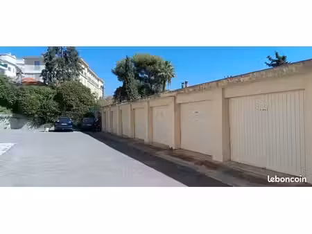 très grand box plein pied parc impérial très facile d'accès