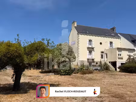 ensemble immobilier incluant un local commercial  une habita