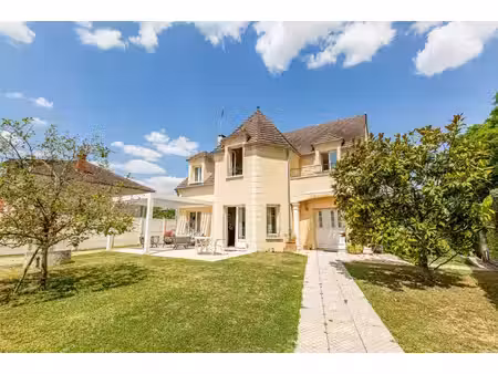 magnifique maison avec 5 chambres  un sous-sol total avec ga