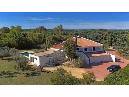 villa d'architecte esprit loft  ouverte sur piscine et parc arboré