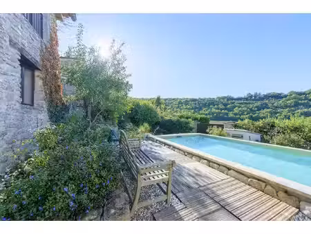 deux maisons et un jardin comme un tableau dans le luberon