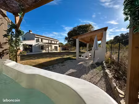 ancienne bergerie en pierre avec vue sainte-victoire