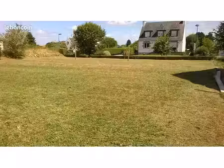 terrain à bâtir borné/viabilisé : 693 m²