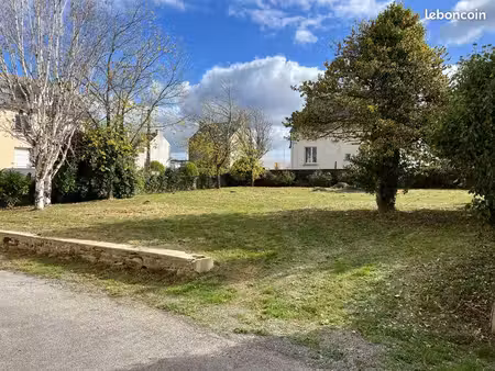 terrain constructible clos et arboré de 576 mź  viabilisé  hors lotissement