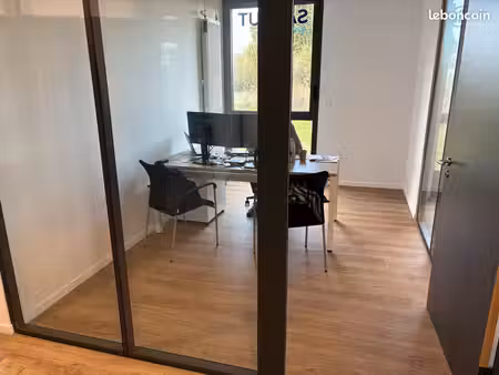 bureaux neufs équipés à louer – concarneau  salle de réunion et salle de pause