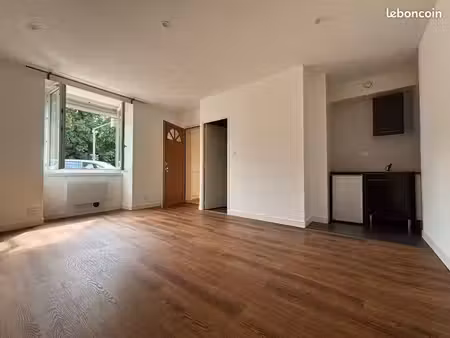 à louer studio rénové proche du parc de la penfeld en rez-de-chaussée