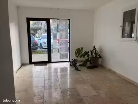 local professionnel à louer – collias – env. 33 m²