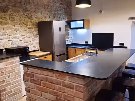 appartement meublé entièrement rénové dans maison de village