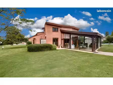 villa 250m². 8 pièces. véranda. garage. jardin avec vue sur pyrénées