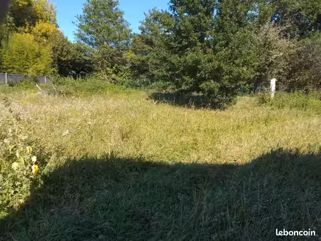terrain 790 m² saint germain du puch