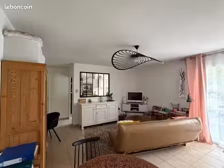 confortable t3 dans résidence calme avec piscine