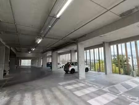 grande place de parking sécurisée