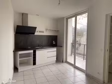à louer – t2 lumineux de 30 m² – centre d’olonzac