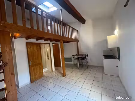 location grand studio refait à neuf