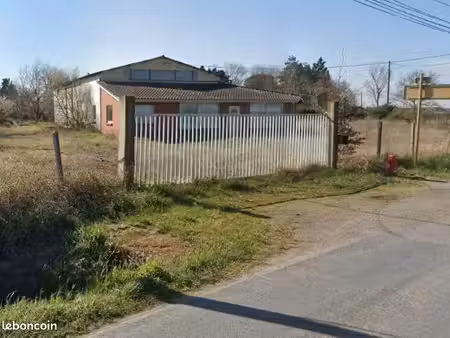 entrepot hangar 200m2 + 170m2 bureaux ou habitation / 2700m2 de terrain