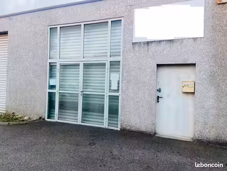 locaux 130m2 dans zone commerciales  artisanales où entrepôts