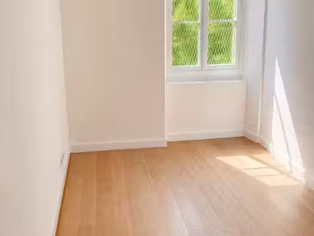 local professionnel 55 m² – 3 bureaux – libre immédiatement