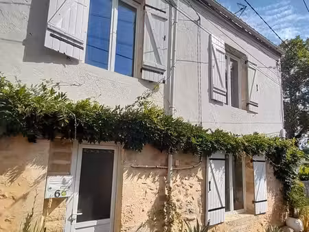 maison en pierre rénovée avec jardinet et terrasse bois – gare à pied – cérons (33720)