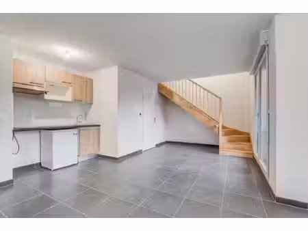 t2 duplex neuf  idéalement situé  avec balcon et parking