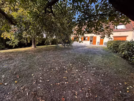 belle maison familiale avec de beaux volumes et grand jardin