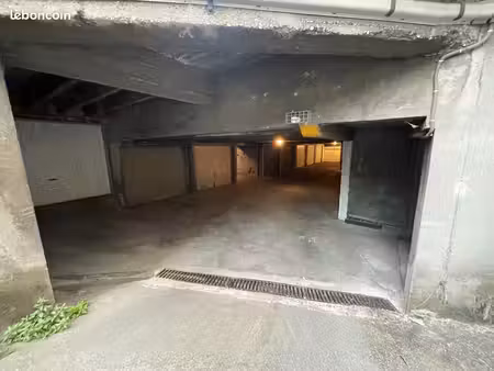 box / garage fermé avec électricité – porte de france / esplanade