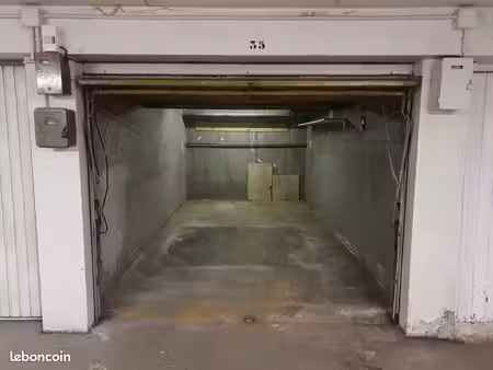 box - garage fermé dans parking sous terrain avec rangements