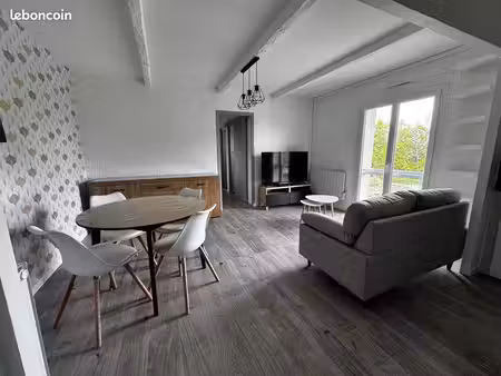 t3 meublé de 46 m² entièrement rénové – vue adour & plein centre-ville d'aire-sur-l'adour