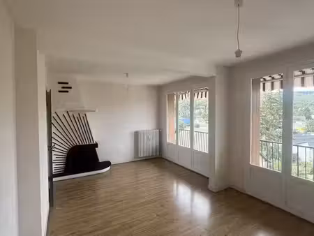 bourgoin-jallieu - appartement t4 de 76 m²  3 chambres  balcon et cave