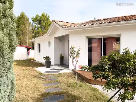 située à lavignolle  sur la commune de salles  maison lumineuse avec piscine  jardin et ga