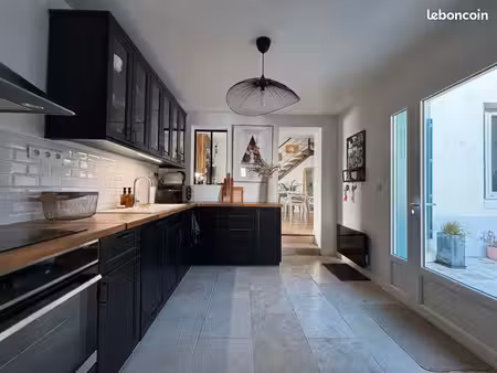 belle maison de ville avec extérieur
