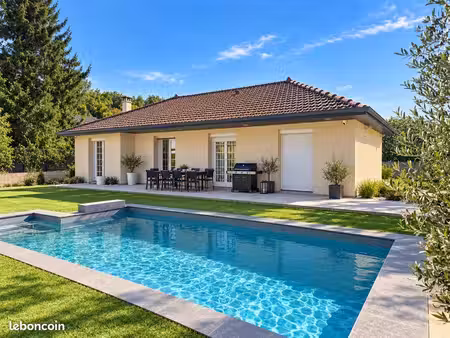 maison de plain-pied avec piscine chauffée  dépendance aménagée et terrain clos de 1 000 m